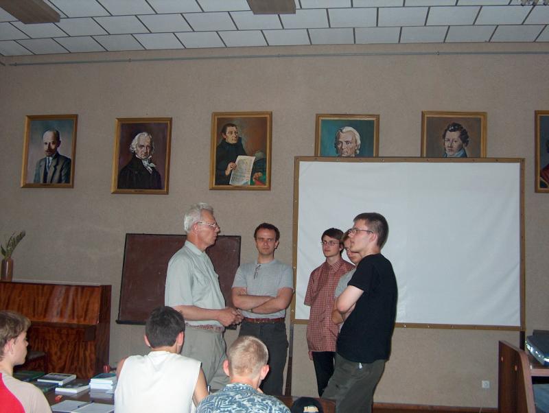 Diskusija su jaunaisiais mokslininkais po paskaitos Molėtų observatorijoje, 2005 m.