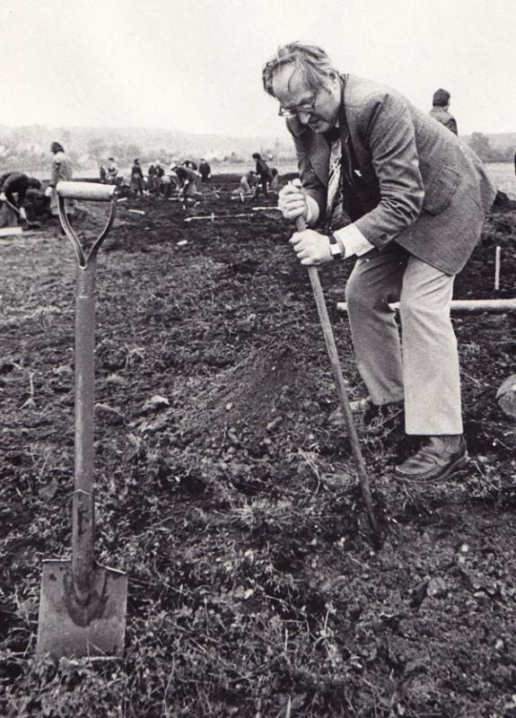 Medelių sodinimo talka prie Parodų rūmų Lazdynuose, Vilniuje. 1981