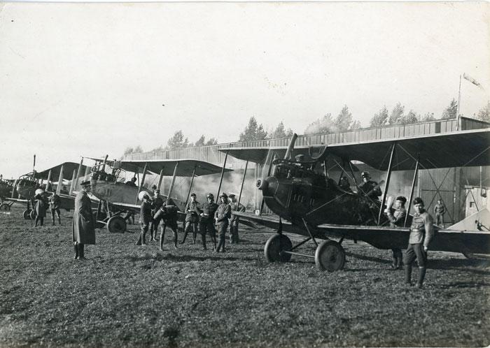 Pasirengę kilti lėktuvai.