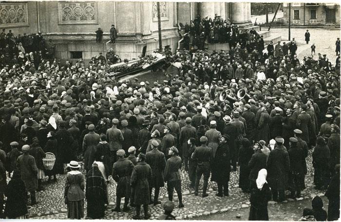 Žuvusio lakūno leitenanto Vytauto Raubos karstas prie bažnyčios.