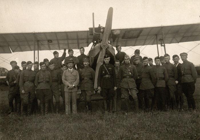 Naujojo vado plk. Juozo Kraucevičiaus sutikimas Aviacijos dalyje (Pirmoji eskadrilė).