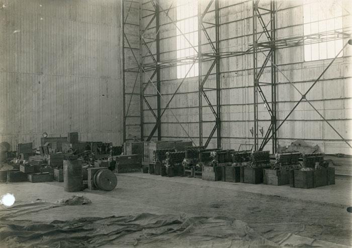Dirižablio angaras, kuriame po 1919 m. lapkričio kovų su bermontininkais buvo sukrauti iš jų paimti lėktuvų varikliai bei kitas aviacijos turtas.
