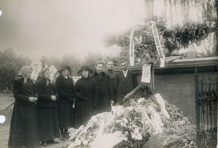 Prie žuvusio lakūno leitenanto Vytauto Raubos kapo artimieji ir giminės.