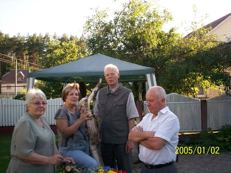 Tėviškėje su pusseserėmis, 2005 m.