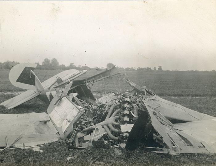 Sudužęs lakūno leitenanto Vytauto Raubos lėktuvas.