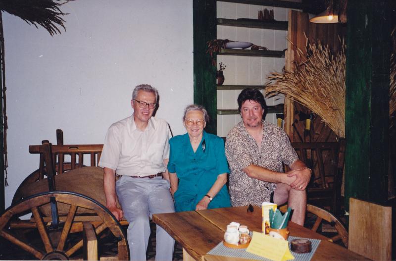 Su Australijos lietuviais Alena Karazijiene ir jos sūnumi Algimantu, 2001 m.
