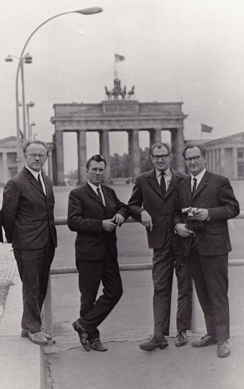 Prie Brandenburgo vartų Rytų Vokietijoje su Kazimieru Ėringiu, Benediktu Gaižausku ir Juozu Stasinu. 1968