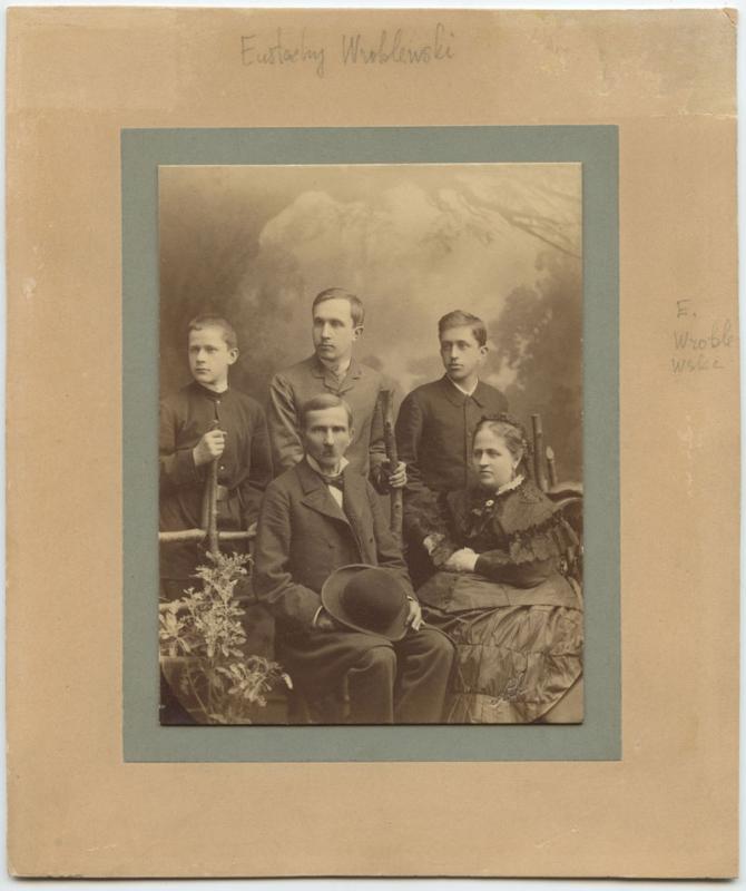 Eustachijaus ir Emilijos Vrublevskių šeima (su sūnumis Kazimieru, Tadu ir Augustinu), tarp 1882 ir 1890 metų