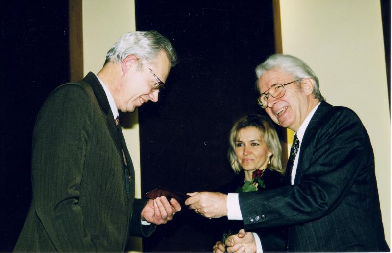 Lietuvos mokslų akademijos prezidentas Benediktas Juodka įteikia MA nario korespondento diplomą, 2000 m.