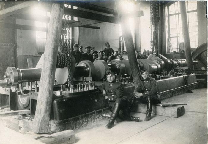 Karo aviacijos dirbtuvės Cepelino angare. Priekyje sėdi Karo aviacijos mokyklos kariūnai. Kaunas, [1919 m.].