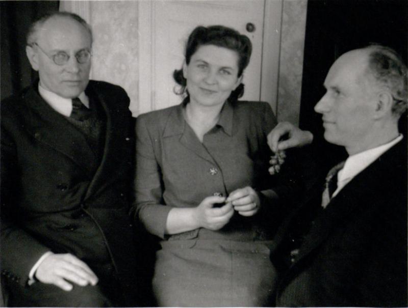 M. Gimbutienė su poetais Faustu Kirša ir Stasiu Santvaru švenčia Velykas