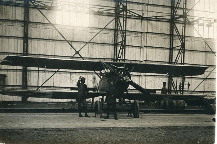 Lengvasis žvalgybos lėktuvas Halb. CL. IV Cepelino angare.