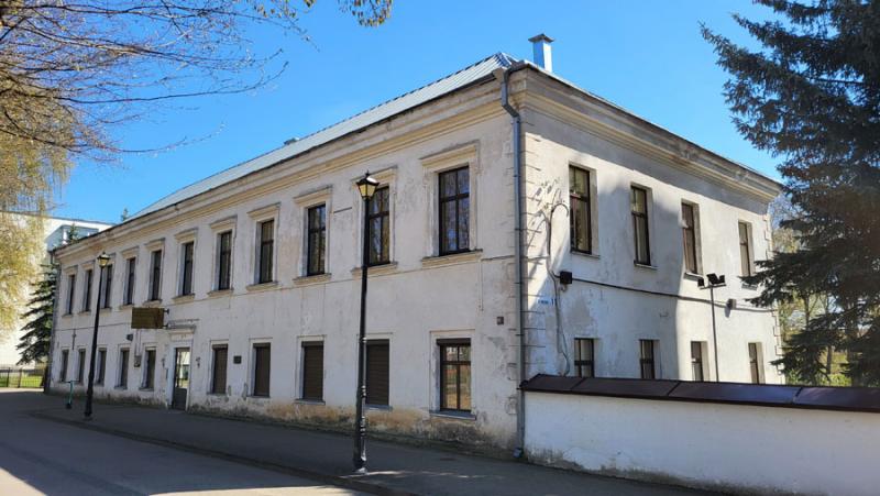Senasis Jonavos ligoninės pastatas (dabar – Šv. apaštalo Jokūbo parapijos namai)