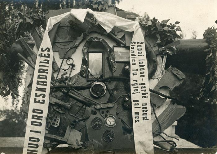 Žuvusio lakūno leitenanto Vytauto Raubos antkapis.