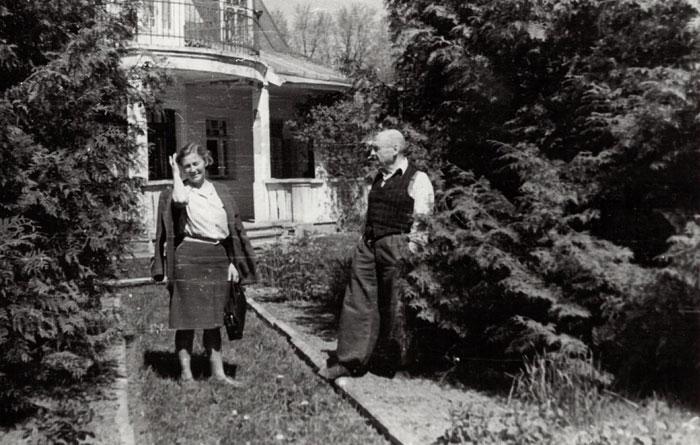 T. Ivanauskas su trečiąja žmona Marija Ivanauskiene Obelynėje. 1950 m.