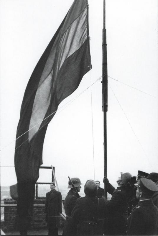Gedimino kalno bokšte keliama Lietuvos vėliava. 1939 m. spalio 29 d.