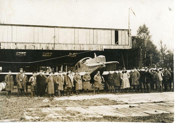 Lakūnai ir užsienio atstovybės darbuotojai prie keleivinio lėktuvo Junkers F13 „Annelise“.